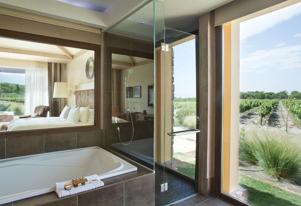 Hotel Grace Cafayate Exterior foto A bathroom with a shower door