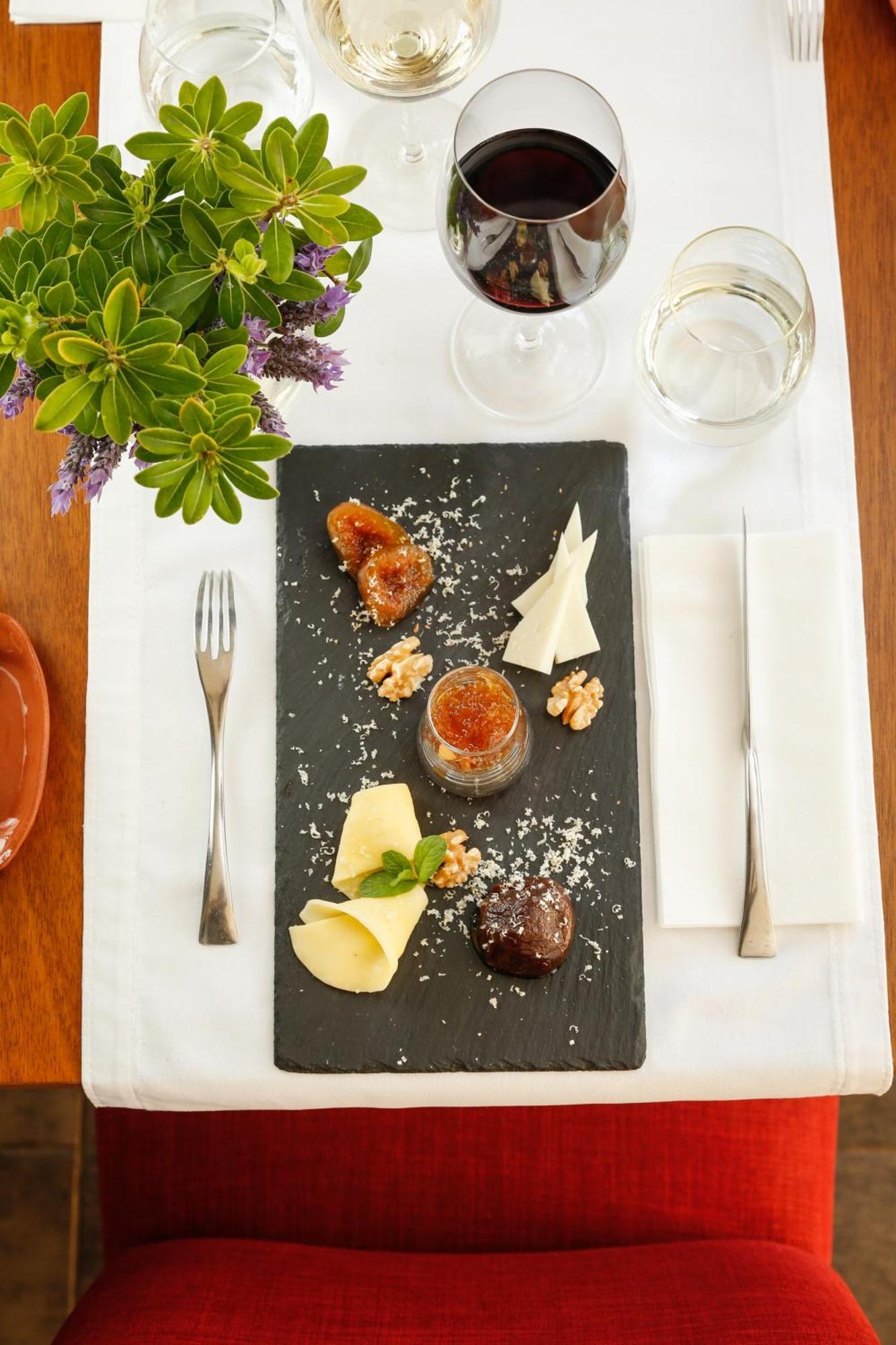 Hotel Grace Cafayate Exterior foto A cheese platter