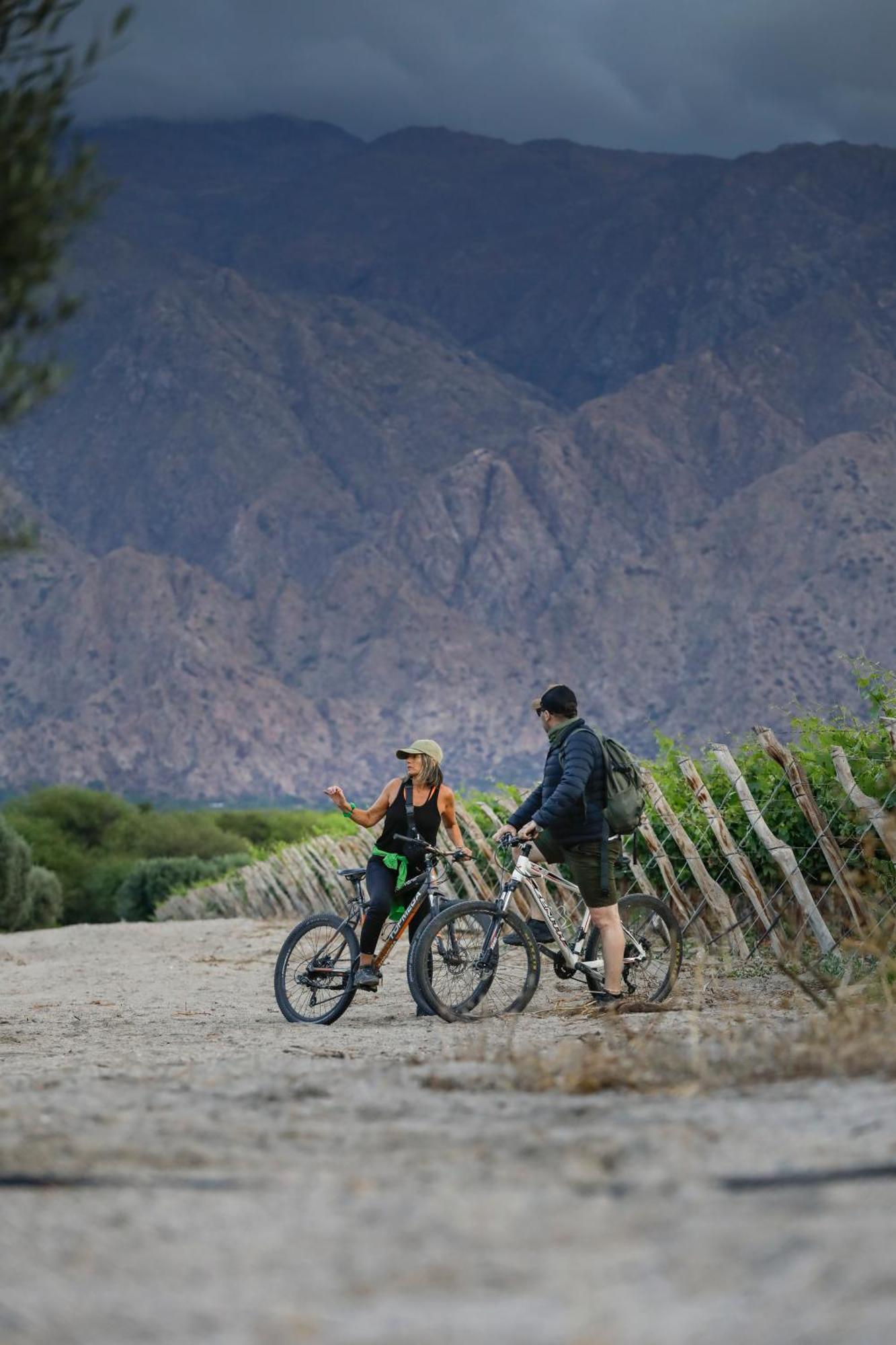 Hotel Grace Cafayate Exterior foto Biking in the Santa Rosa Mountains